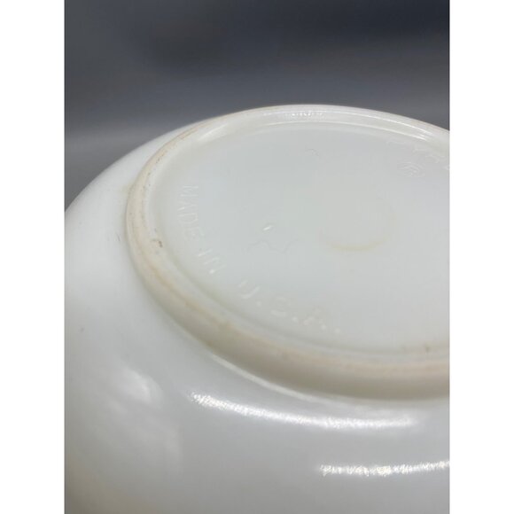 vintage Pyrex mixing bowl white 8.75" diameter 5" tall 4.75" base USA READ - Picture 6 of 9